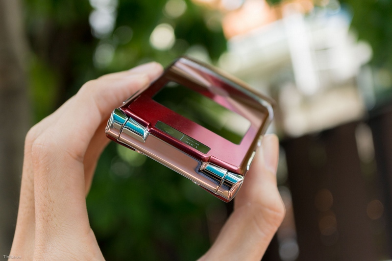 Trên tay điện thoại cổ: Motorola RAZR V3xx mỏng như dao cạo