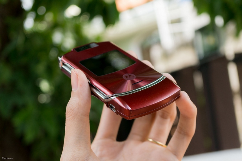 Trên tay điện thoại cổ: Motorola RAZR V3xx mỏng như dao cạo
