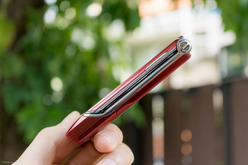 Trên tay điện thoại cổ: Motorola RAZR V3xx mỏng như dao cạo