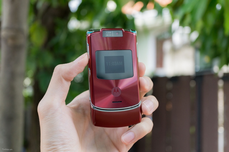 Trên tay điện thoại cổ: Motorola RAZR V3xx mỏng như dao cạo