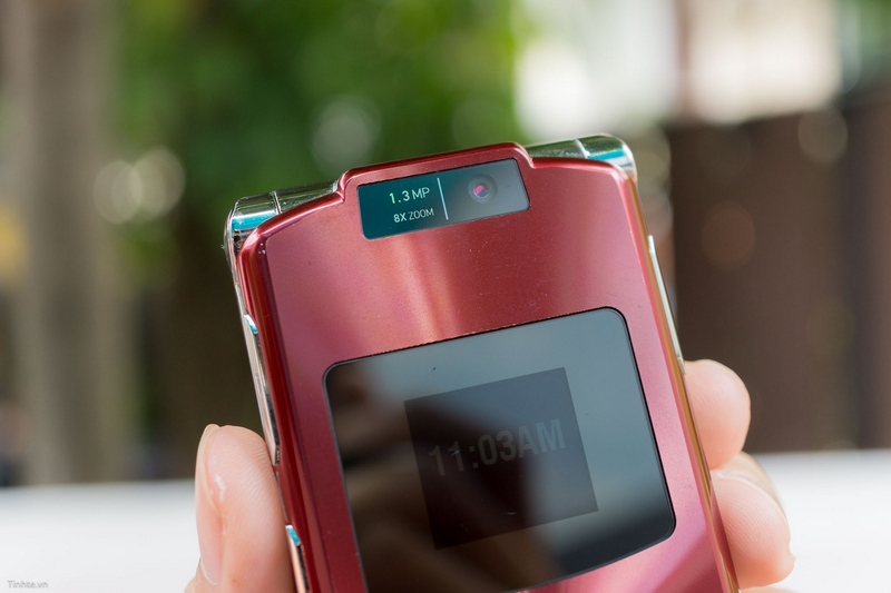 Trên tay điện thoại cổ: Motorola RAZR V3xx mỏng như dao cạo