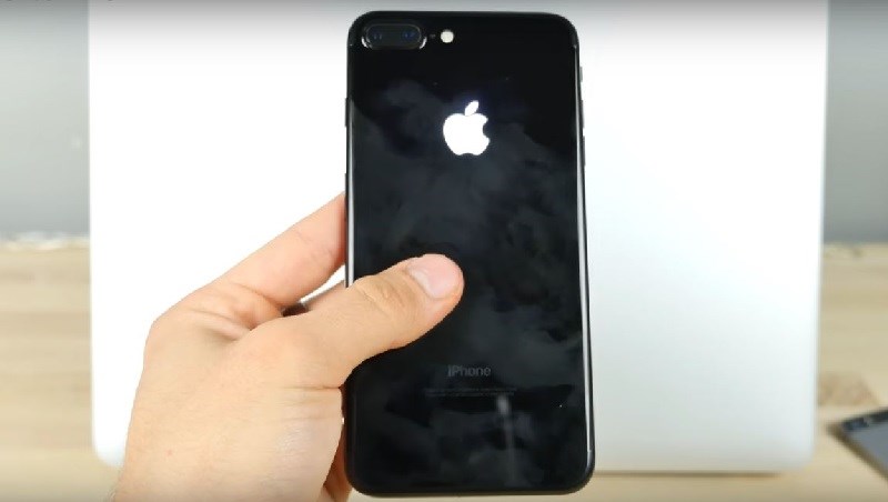 Đây là cách khiến logo táo khuyết trên iPhone 7 có thể phát sáng