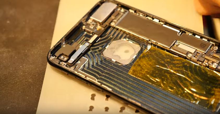 Đây là cách khiến logo táo khuyết trên iPhone 7 có thể phát sáng