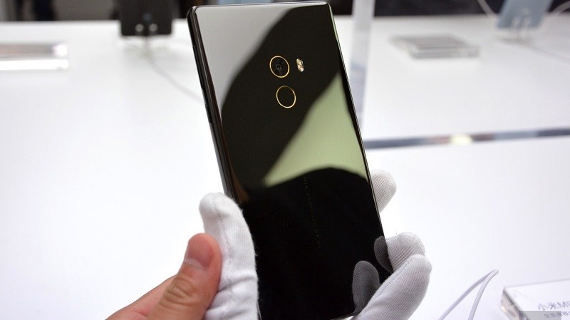 Đập hộp Xiaomi Mi MIX, smartphone cực đẹp với viền cạnh biến mất