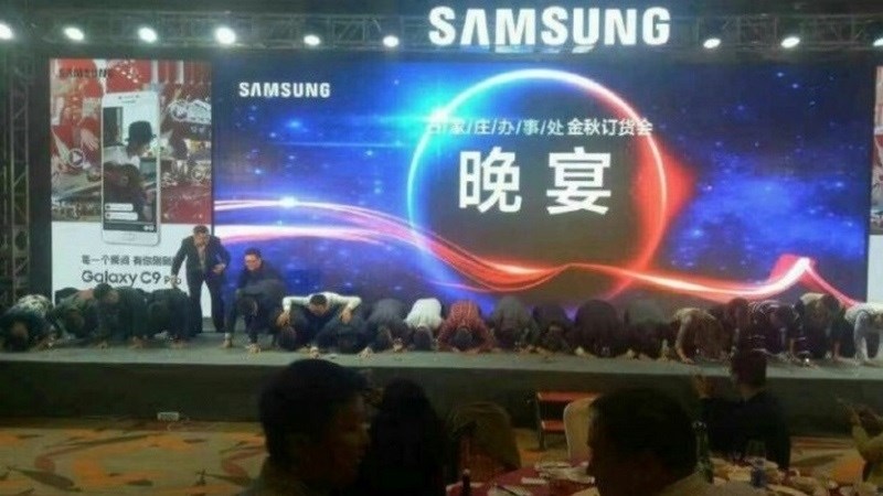 Khách hàng Trung Quốc tức giận khi nhân sự cấp cao Samsung quỳ gối xin lỗi Khách hàng Trung Quốc tức giận khi nhân sự cấp cao Samsung quỳ gối xin lỗi