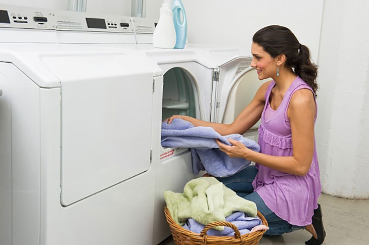 Take clothes out of the washing machine immediately after washing and dry them in the sun to keep them smelling fresh and clean.