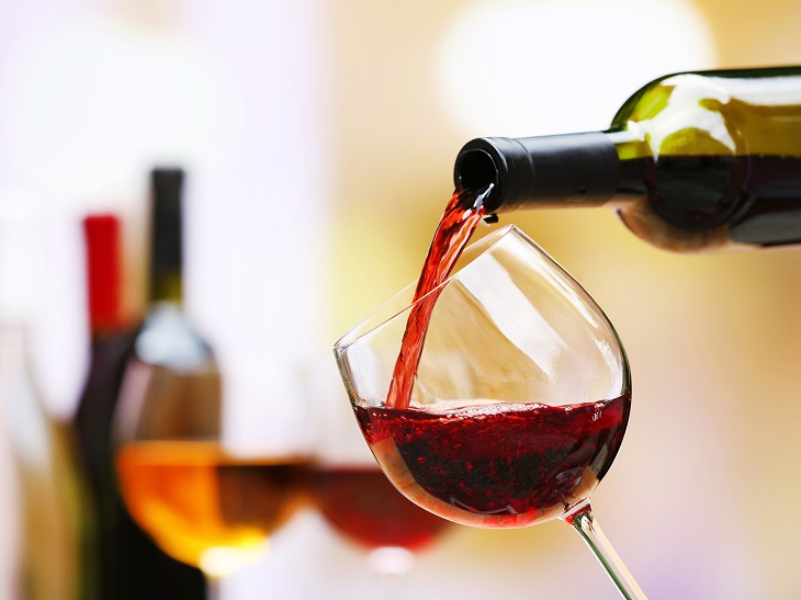 Rượu có chứa cồn – một trong những chất tẩy được son