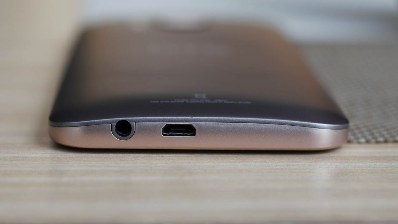 cạnh đáy HTC One ME
