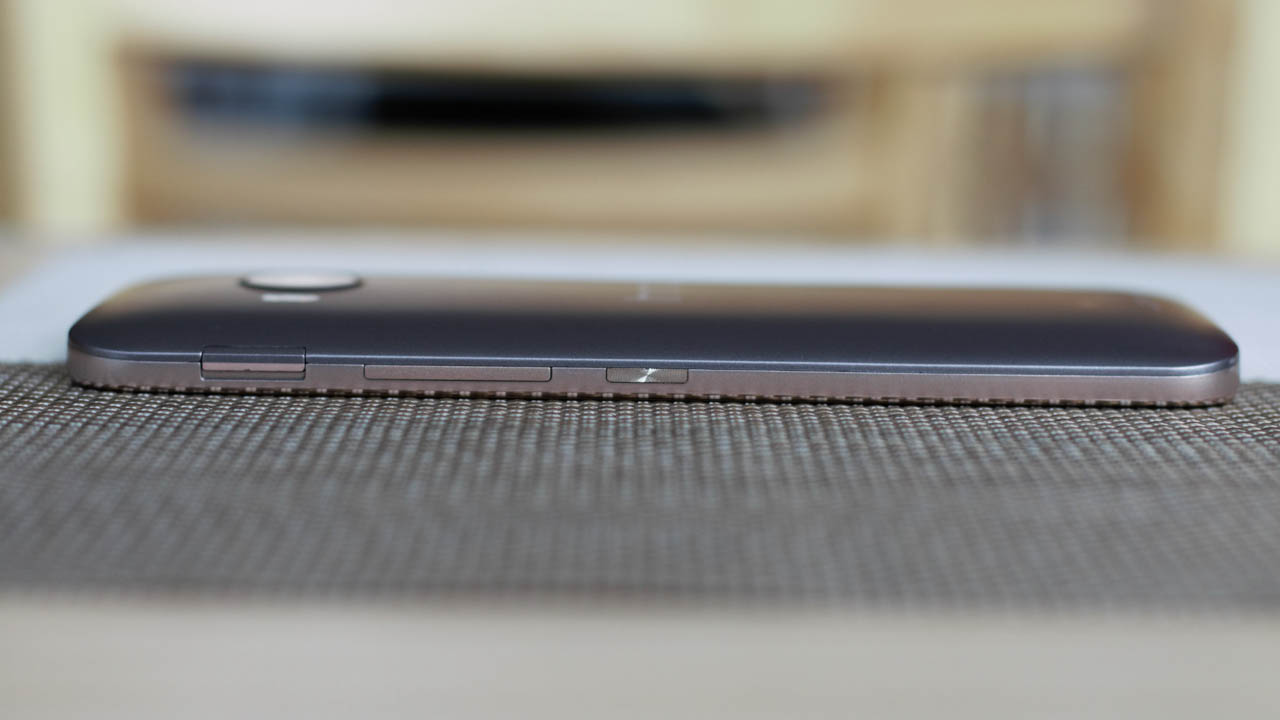 cạnh phải HTC One ME