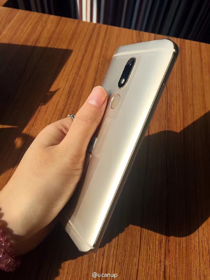 Moto M camera 16MP, RAM 4GB chưa ra mắt nhưng đã lộ ảnh đập hộp