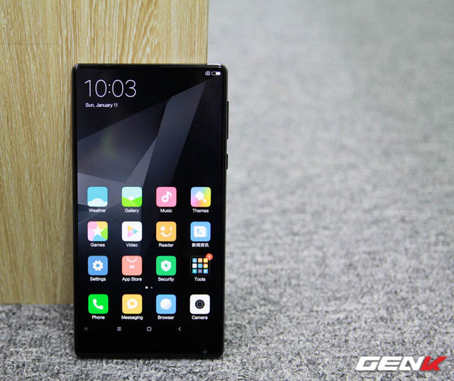 Mở hộp Xiaomi Mi Mix duy nhất tại Việt Nam: Đẹp đến khó tin, giá 30 triệu đồng