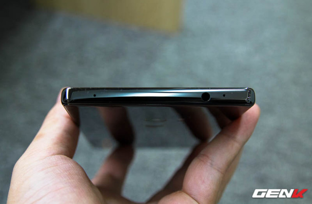 Mở hộp Xiaomi Mi Mix duy nhất tại Việt Nam: Đẹp đến khó tin, giá 30 triệu đồng