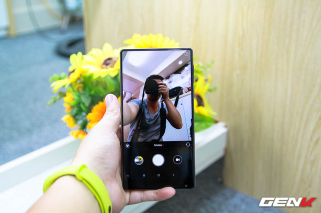 Mở hộp Xiaomi Mi Mix duy nhất tại Việt Nam: Đẹp đến khó tin, giá 30 triệu đồng