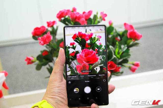 Mở hộp Xiaomi Mi Mix duy nhất tại Việt Nam: Đẹp đến khó tin, giá 30 triệu đồng
