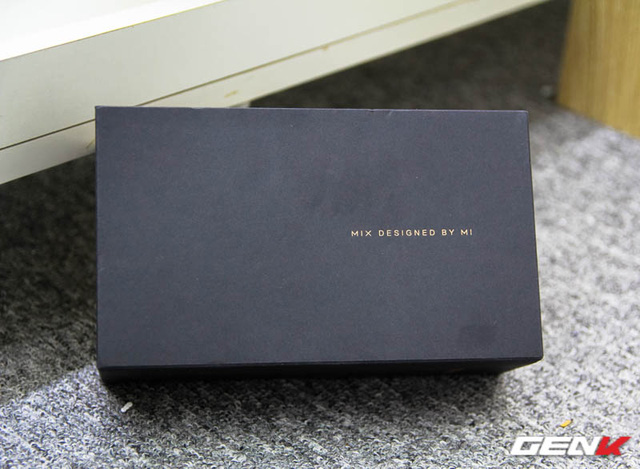 Mở hộp Xiaomi Mi Mix duy nhất tại Việt Nam: Đẹp đến khó tin, giá 30 triệu đồng