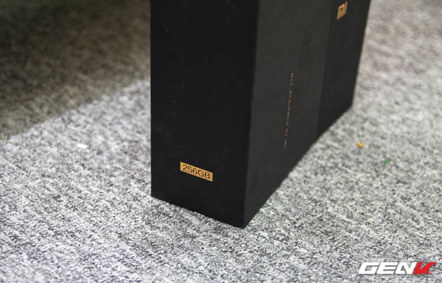 Mở hộp Xiaomi Mi Mix duy nhất tại Việt Nam: Đẹp đến khó tin, giá 30 triệu đồng