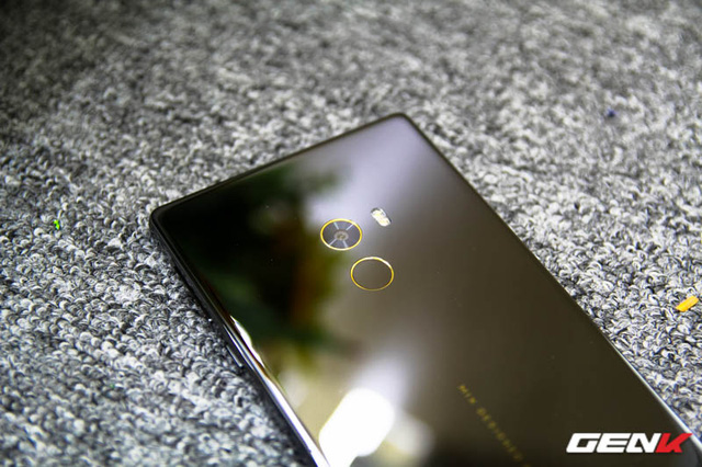 Mở hộp Xiaomi Mi Mix duy nhất tại Việt Nam: Đẹp đến khó tin, giá 30 triệu đồng