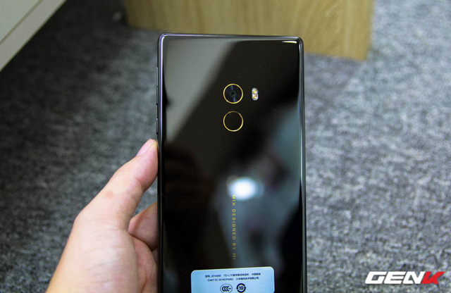 Mở hộp Xiaomi Mi Mix duy nhất tại Việt Nam: Đẹp đến khó tin, giá 30 triệu đồng
