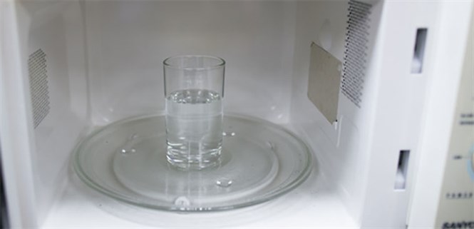 Đun sôi nước bằng lò vi sóng có nguy hiểm không?