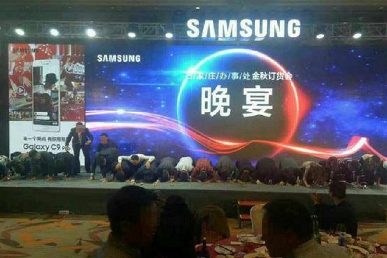 Lãnh đạo cấp cao Samsung quỳ gối thể hiện lòng biết ơn tới những nhà phân phối trung thành Lãnh đạo cấp cao Samsung quỳ gối thể hiện lòng biết ơn tới những nhà phân phối trung thành