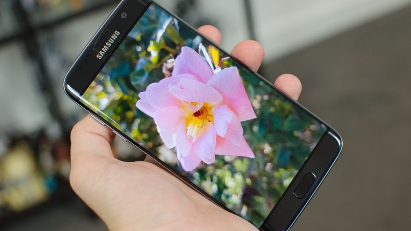 Công nghệ màn hình AMOLED trên S7 Edge cho hình ảnh sinh động, màu sắc rực rỡ Công nghệ màn hình AMOLED trên S7 Edge cho hình ảnh sinh động, màu sắc rực rỡ
