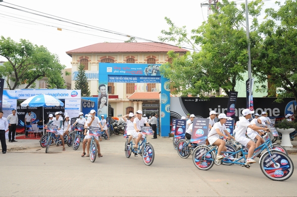 Người dân đua nhau mua SIM 4G thương mại đầu tiên tại Việt Nam