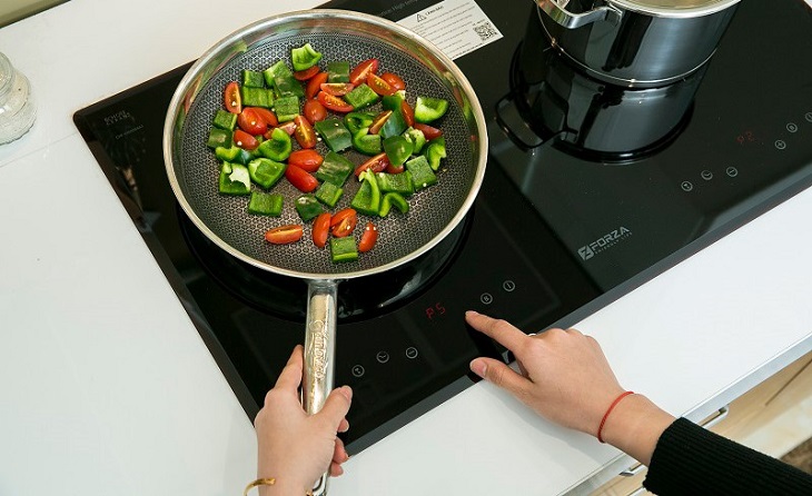 Bếp từ bị nứt mặt kính - Nguyên nhân và cách khắc phục hiệu quả > Nấu quá nhiều thức ăn ở nhiệt độ cao trong thời gian dài