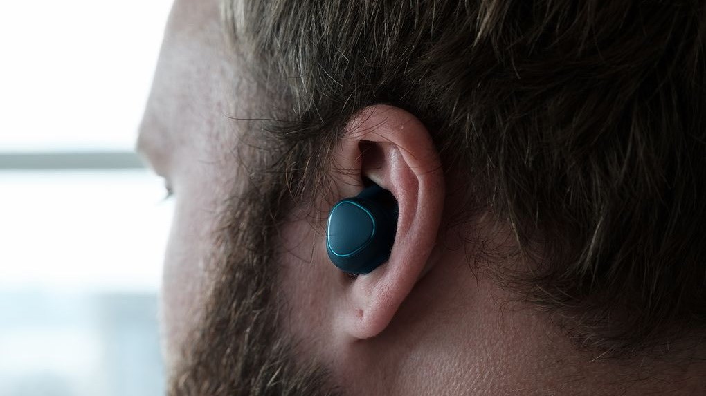 Sinh viên phát triển tai nghe theo dõi sóng não