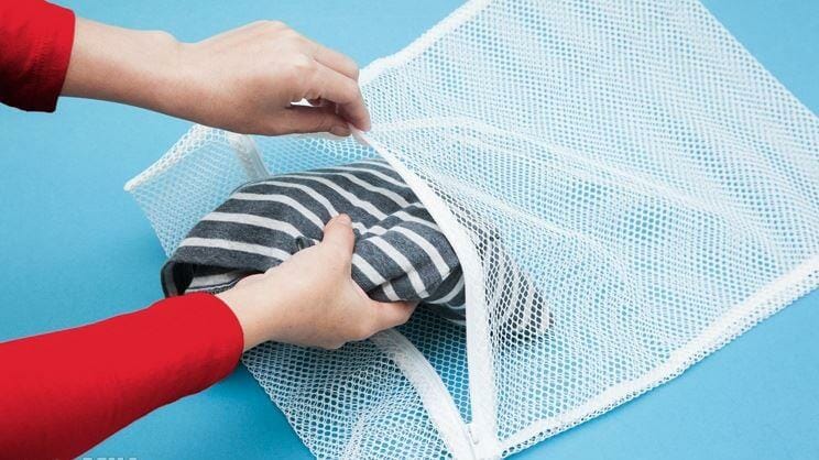 Bước 1: Cho đồ len vào túi vải để tránh cọ xát, làm giãn và mòn vải