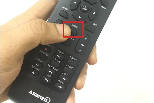 Trên Remote Tivi bấm nút Home để truy cập đến giao diện trang chủ Tivi, sau đó vào mục Ứng dụng.