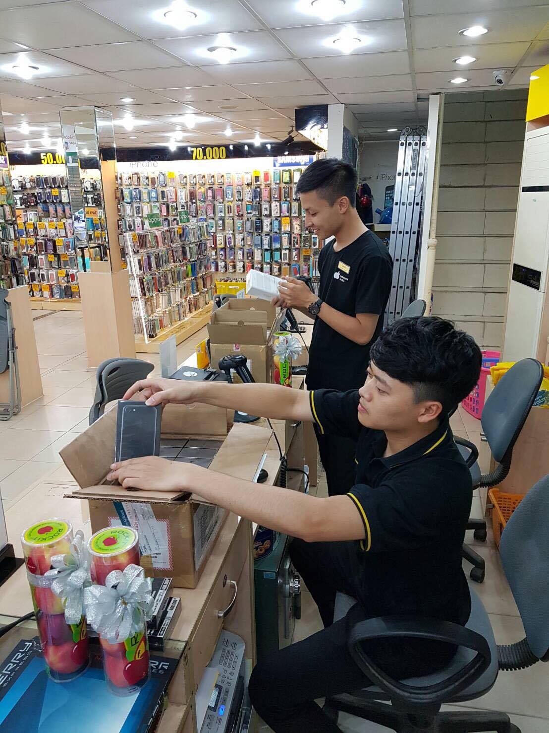 Tại siêu thị Thái Hà (Hà Nội), các nhân viên vẫn đang làm việc vui vẻ dù đã khuya