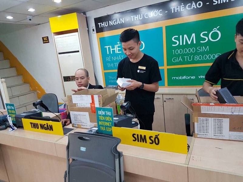 Tại siêu thị Thái Hà (Hà Nội), các nhân viên vẫn đang làm việc vui vẻ dù đã khuya