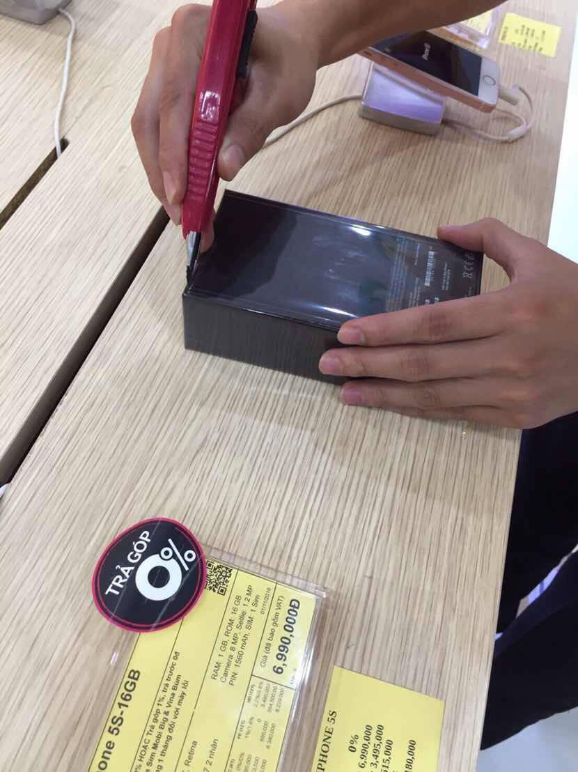 Miệt mài lắp ráp máy cho khách trải nghiệm