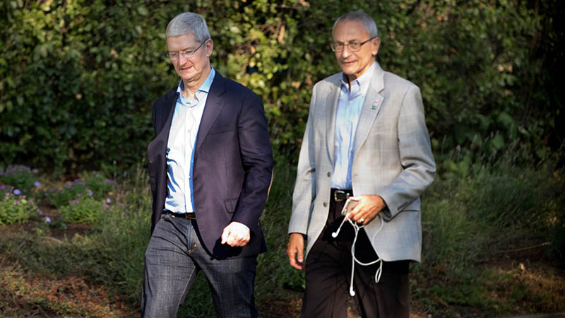 Tim Cook cùng John Podesta, chủ tịch chiến dịch của bà Hillary Clinton Tim Cook cùng John Podesta, chủ tịch chiến dịch của bà Hillary Clinton