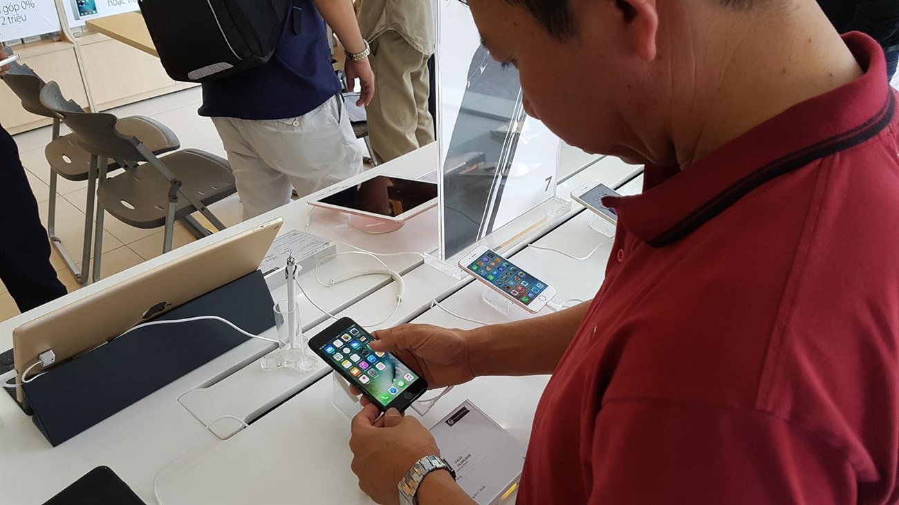 iPhone 7 đầu tiên đến tay người dùng