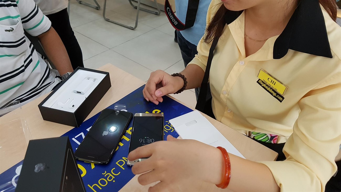 iPhone 7 đầu tiên đến tay người dùng