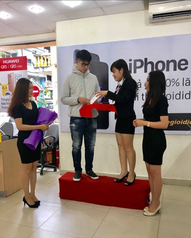 iPhone 7 đầu tiên đến tay người dùng