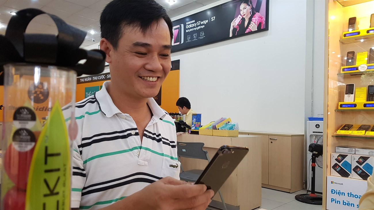 iPhone 7 đầu tiên đến tay người dùng