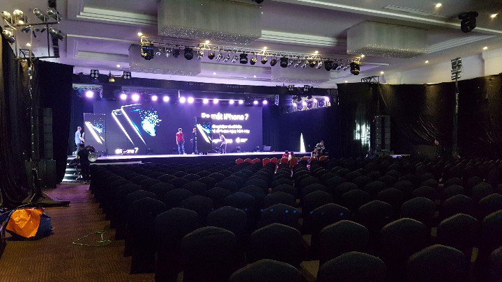 Quang cảnh nơi diễn ra sự kiện hoành tráng ra mắt iPhone 7, iPhone 7 Plus tối nay