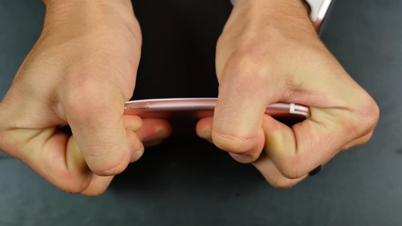 Đọ độ bền giữa iPhone 7 và iPhone 6s bằng cách bẻ cong