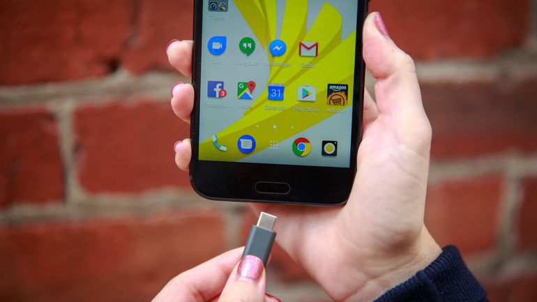 Xem video trên tay HTC Bolt: Smartphone chống nước, bỏ jack tai nghe 3.5mm