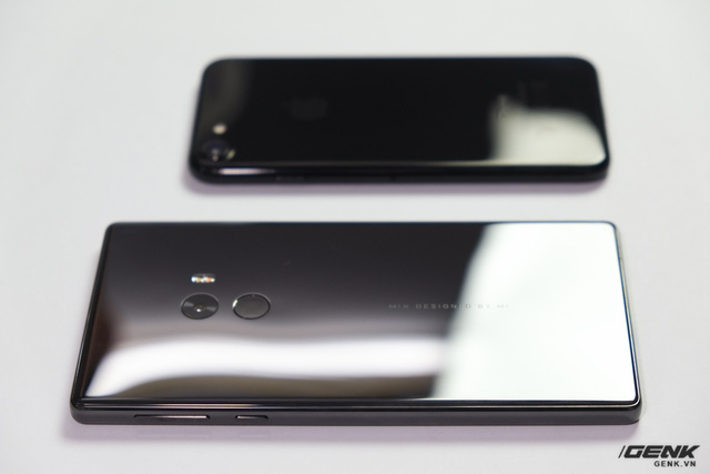 iPhone 7 Jet Black và Xiaomi Mi Mix