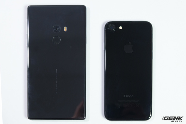 iPhone 7 Jet Black và Xiaomi Mi Mix