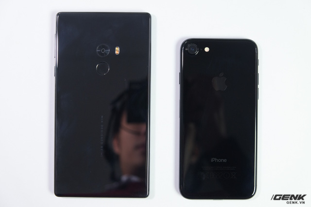 iPhone 7 Jet Black và Xiaomi Mi Mix