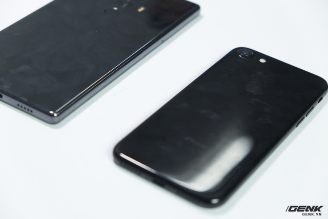iPhone 7 Jet Black và Xiaomi Mi Mix
