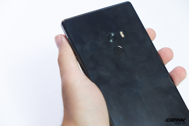 iPhone 7 Jet Black và Xiaomi Mi Mix