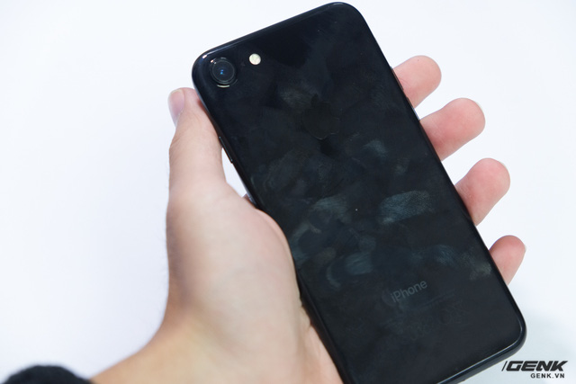 iPhone 7 Jet Black và Xiaomi Mi Mix