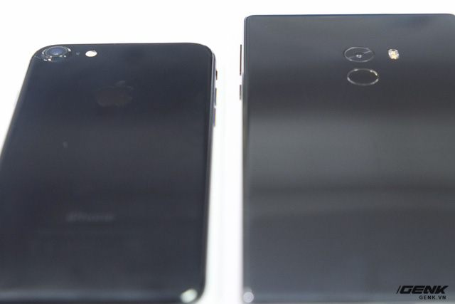 iPhone 7 Jet Black và Xiaomi Mi Mix