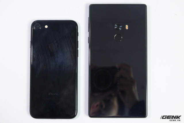 iPhone 7 Jet Black và Xiaomi Mi Mix