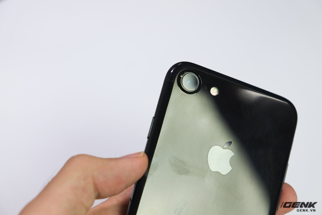iPhone 7 Jet Black và Xiaomi Mi Mix